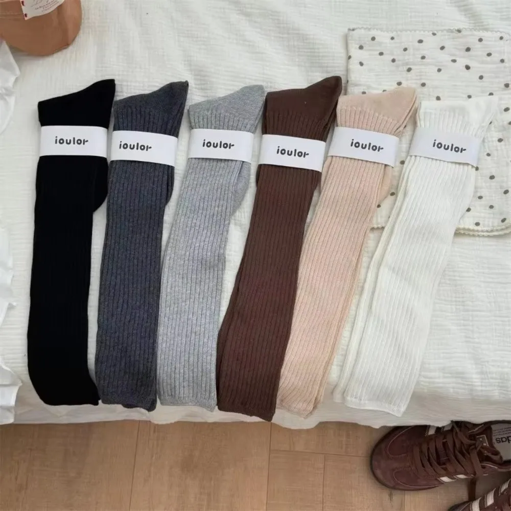 ถุงเท้าผู้หญิงผ้าฝ้ายลำลอง ถุงเท้ายาวถึงเข่า อุ่นสบายสำหรับฤดูใบไม้ร่วงและฤดูหนาว สีพื้น เนื้อนุ่ม ถุงเท้ายาวถึงต้นขา