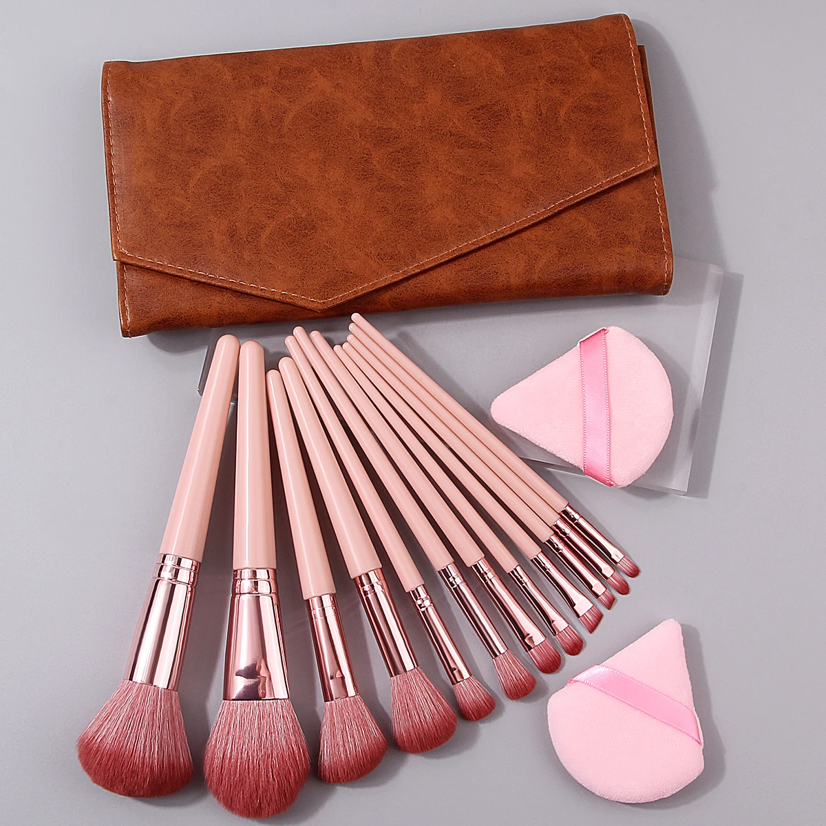 Le ensemble de pinceaux de maquillage 15 pièces comprend un ensemble de pinceaux de maquillage multifonctionnel, un bouffleur de poudre triangulaire et un sac de rangement portable