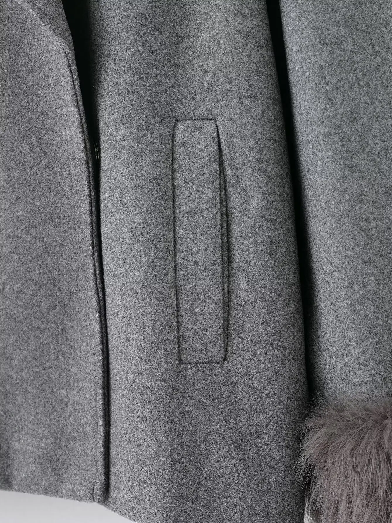 سترة شتوية عصرية لعام 2026 معطف صوفي بياقة من الفرو الرمادي وأكمام طويلة