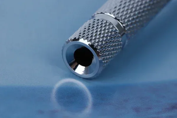 Yaqi The Final Cut 2026 Verstellbarer Sicherheitsrasierer Blitzverkauf Chromfarben Professioneller Herren-Barttrimmer – Detail 4