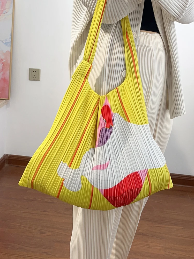 

Abstract Art Printed Pleated Handbag Large Capacity Women Shoulder Bag Lightweight Durable Fashion Casual Travel Daily Bag