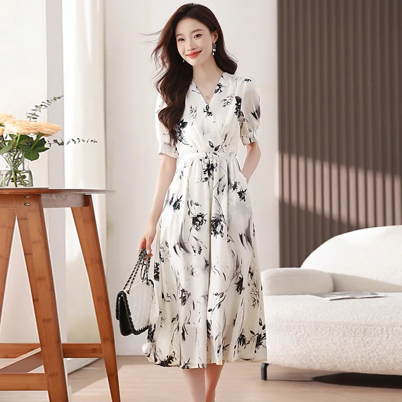 Robe à fleurs blanche pour femmes, nouvelle mode d'été, taille de tempérament, haut de gamme, délicate pause thé français, petite jupe longue, 2025
