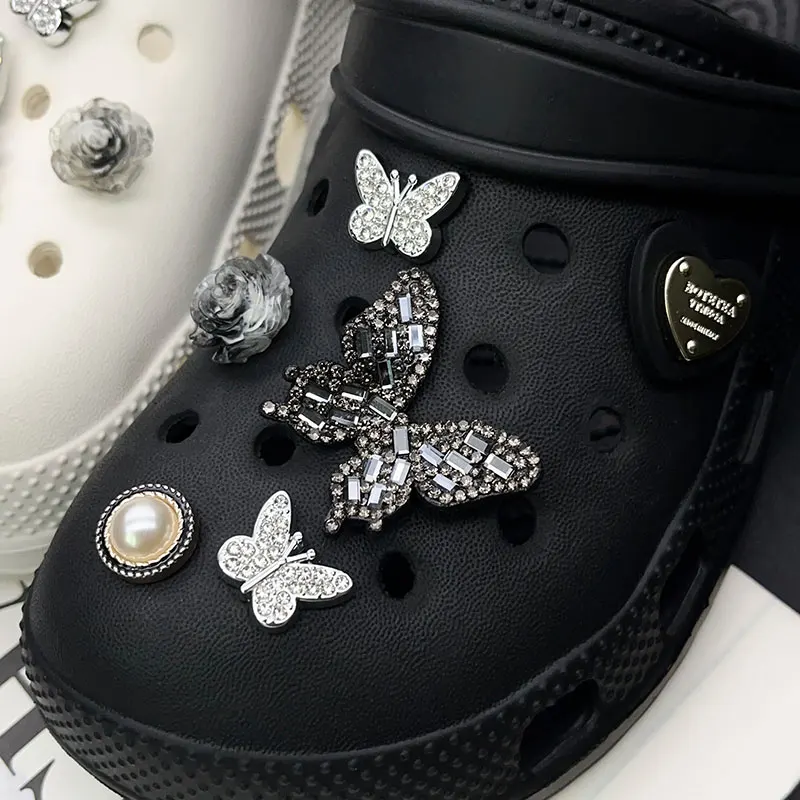 تألق فراشة زهرة اللؤلؤ الأحذية سحر ل كروكس أسود أبيض مجموعة قباقيب دبابيس النعال اكسسوارات حديقة الصنادل فتاة هدية