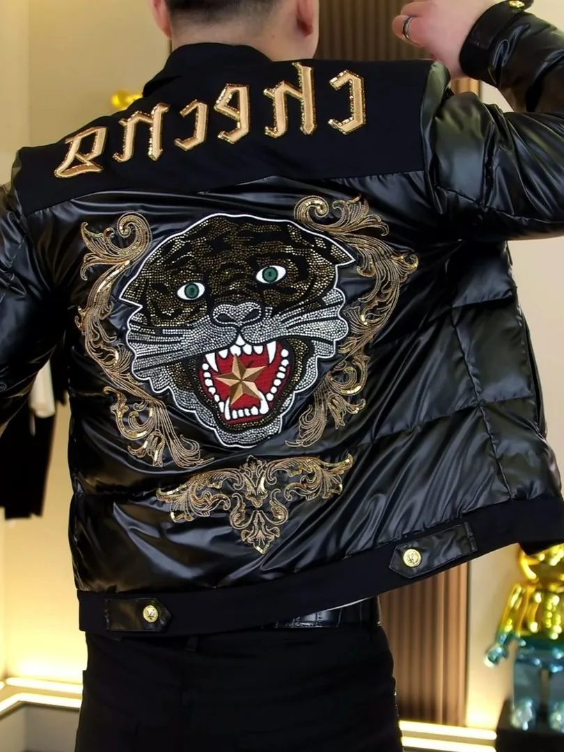 

Новая мужская утепленная куртка 2026 года: белая, с пуховым наполнителем, пэчворк, вышивка в виде головы тигра, легкая, роскошная, теплая, модная верхняя одежда