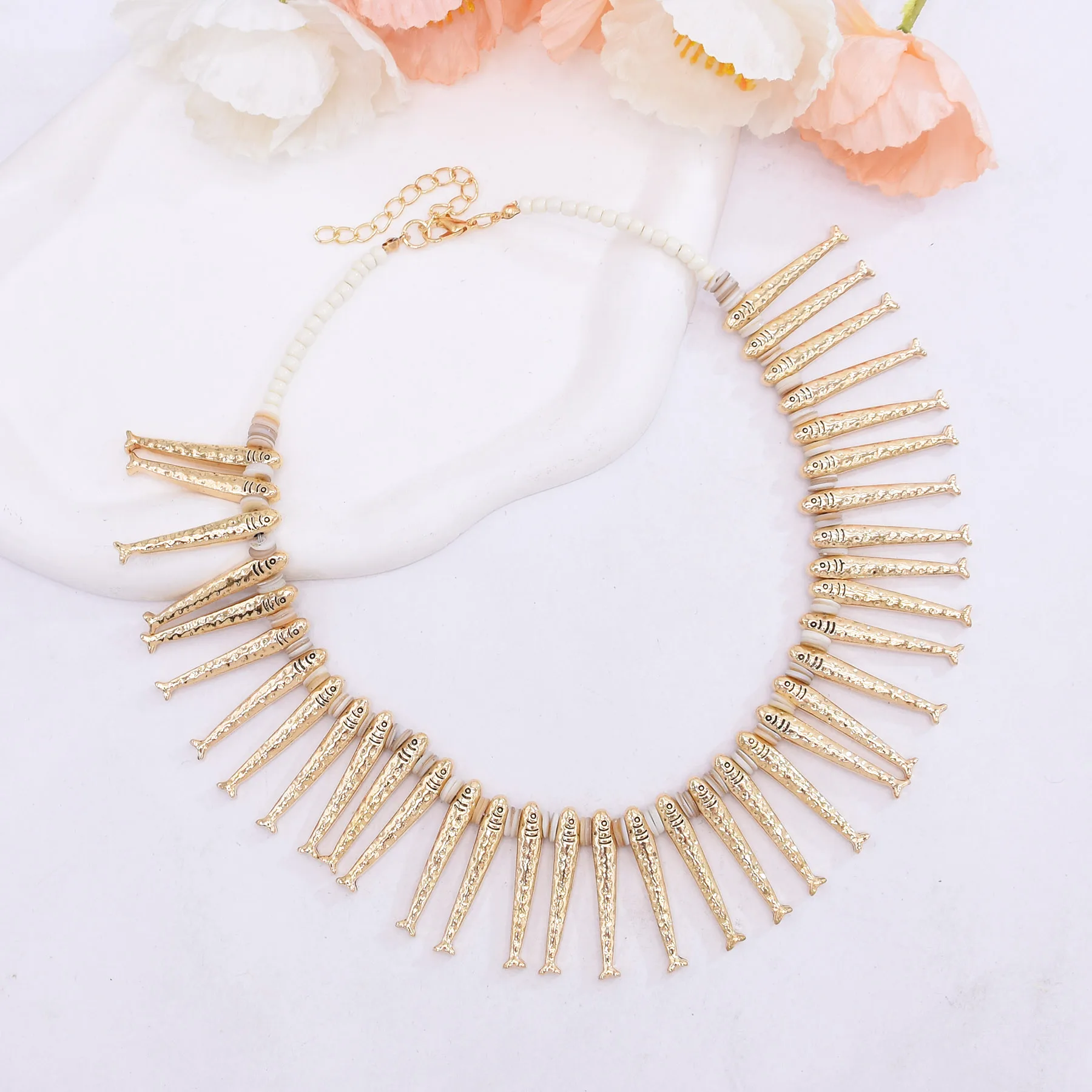 

Gold Plated Fishes Shape Pendant Necklace For Women White Beads Jewelry Clavicle Chain Choker Accessories Trendy Party Gift