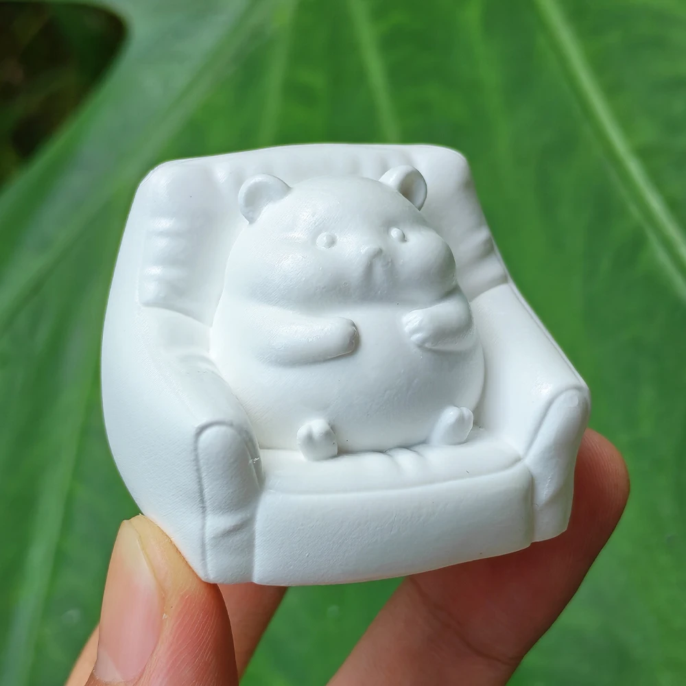 1.9 Inch Hamster Sculpture on a Sofa, Resin Material, Modern Style, Suitable for Office Decoration, Fireplace, Interior Decorations, Party Decorations, Birthday Gifts, Holiday Decorations, Back-to-School Gifts