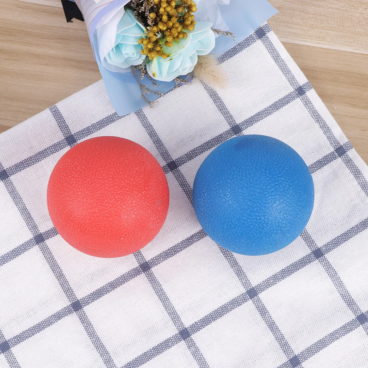 Afbeelding 3: 2 stuks Tpe materiaal massagebal diepe spierontspanning yoga fitnessbal rood blauw extra stevig voor wervelkolom heupbeen