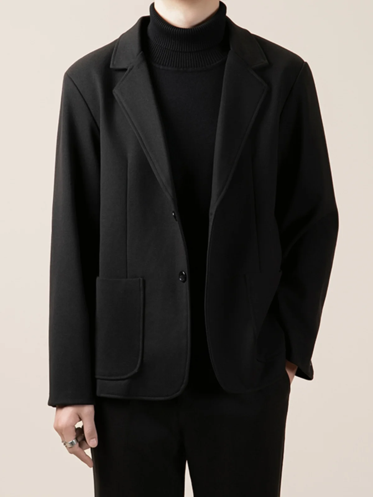 

Мужской шерстяной костюм-тройка: брюки прямого кроя, свитер и футболка. Модный молодежный комплект в корейском стиле для осени и зимы.