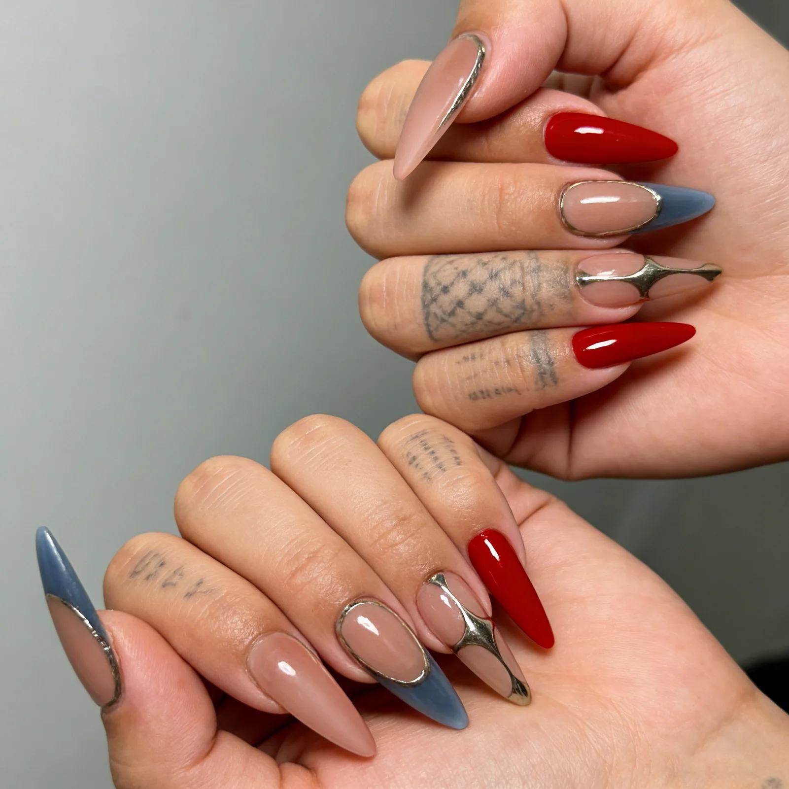 24Pcs French False Nails with Gold Bubble Mesh and Blue Edge for Party Wedding Daily Use