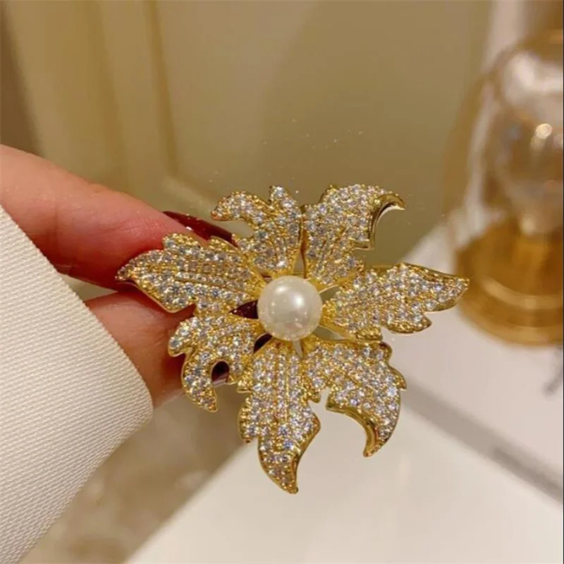 

Fashion Rhinestone Maple Leaf Pearl Brooches For Women Clothing Coat Jewelry Party Accessries Gifts