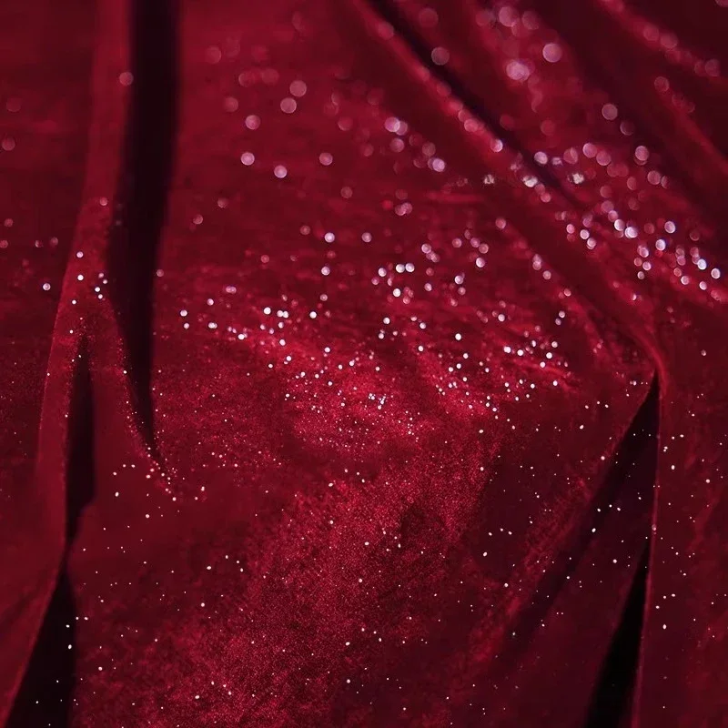 Tessuto stellato in velluto scintillante con diamanti rossi profondi, tessuto in velluto brillante cucito per abiti da donna, tessuto decorativo per sfondo