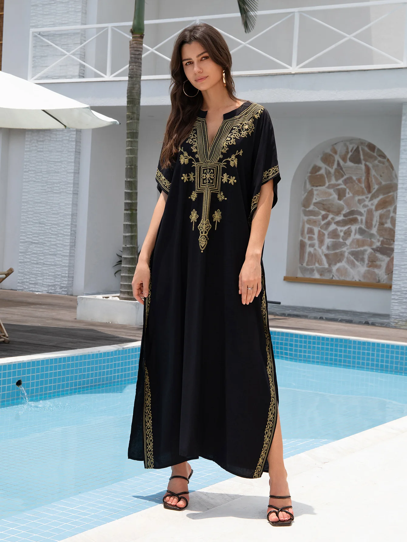 فساتين قفطان طويلة مطرزة باللون الذهبي ورقبة على شكل حرف V فستان قفطان لتغطية الشاطئ للنساء مطرز