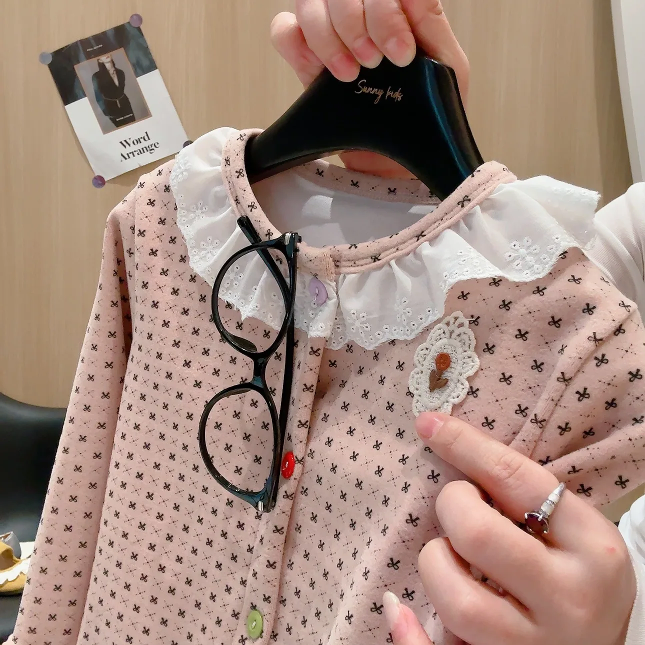 Baby-Mädchen-Set: Oberteil mit Spitze und Rüschenkragen + ausgestellte Hose, 2-teiliges Set, neues Herbst-Outfit für Kinder, mit Schleifenmuster, lässige Freizeitkleidung. – Detail 12