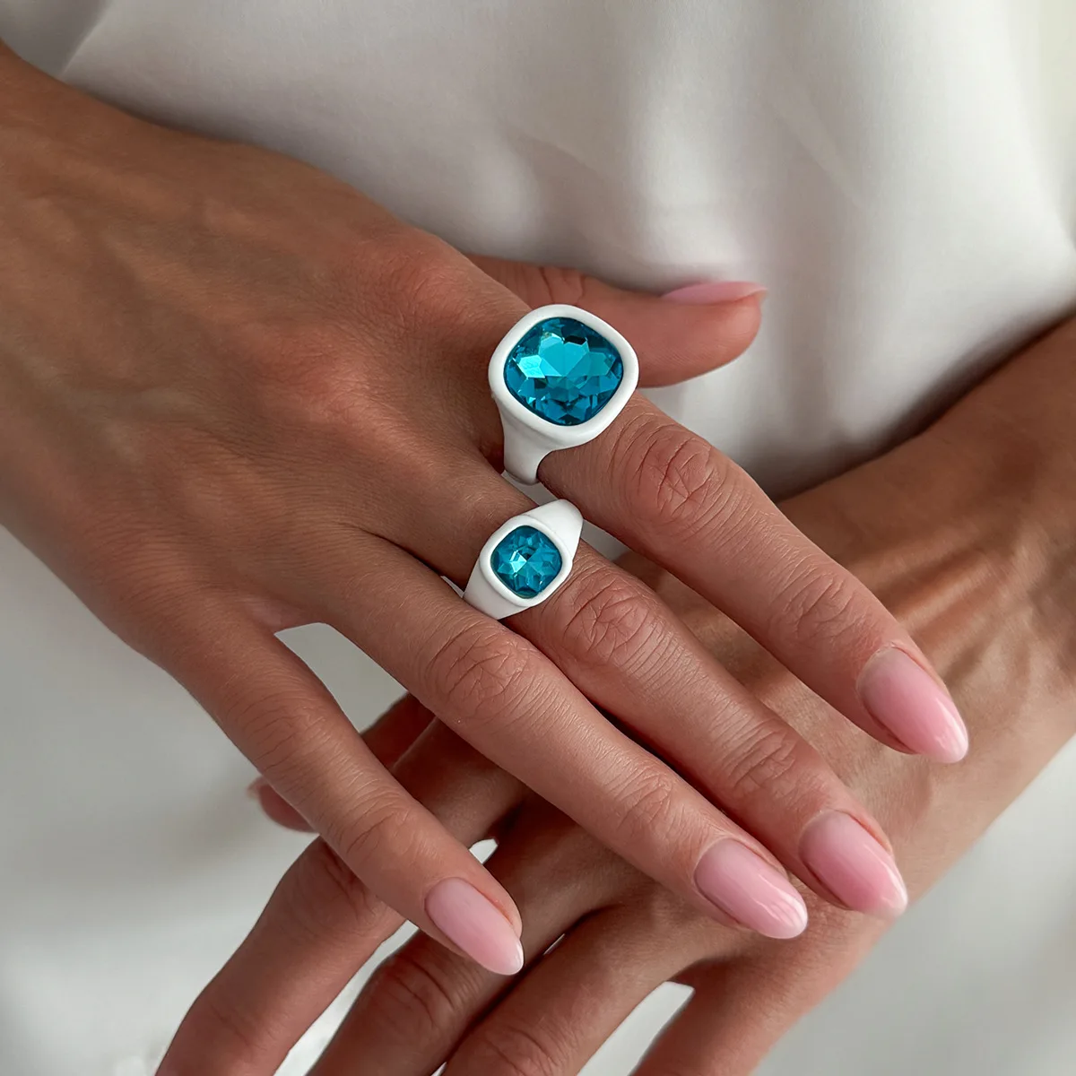 2pcs High-grade Acrylic Square Rhinestones Stackable Rings for Women White Spray Paint Metal Chunky Ring Boho Statement Jewelry