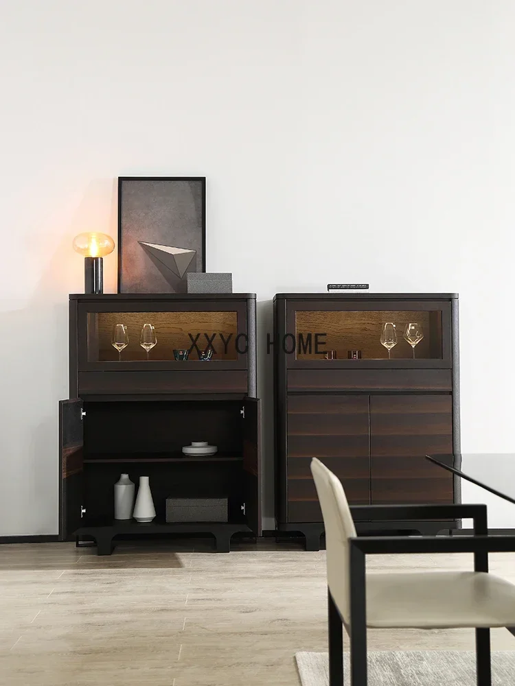 

Итальянский минималистичный буфет для гостиной, современная промышленная столовая, стекло из цельного дерева у стены, винный шкаф.