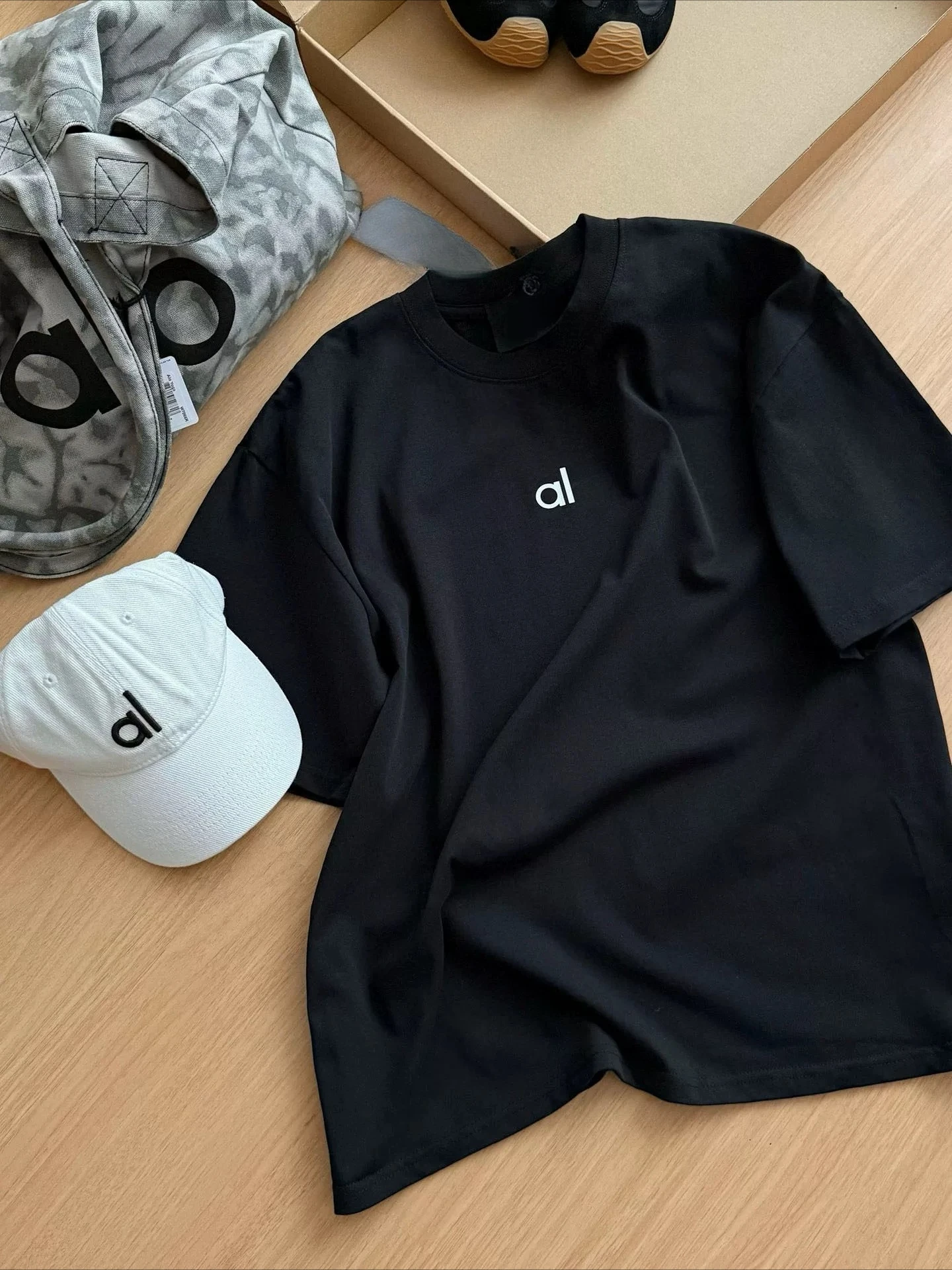 

Модная брендовая летняя новая футболка с короткими рукавами и буквенным принтом, мужская и женская свободная дизайнерская ниша, модный повседневный топ