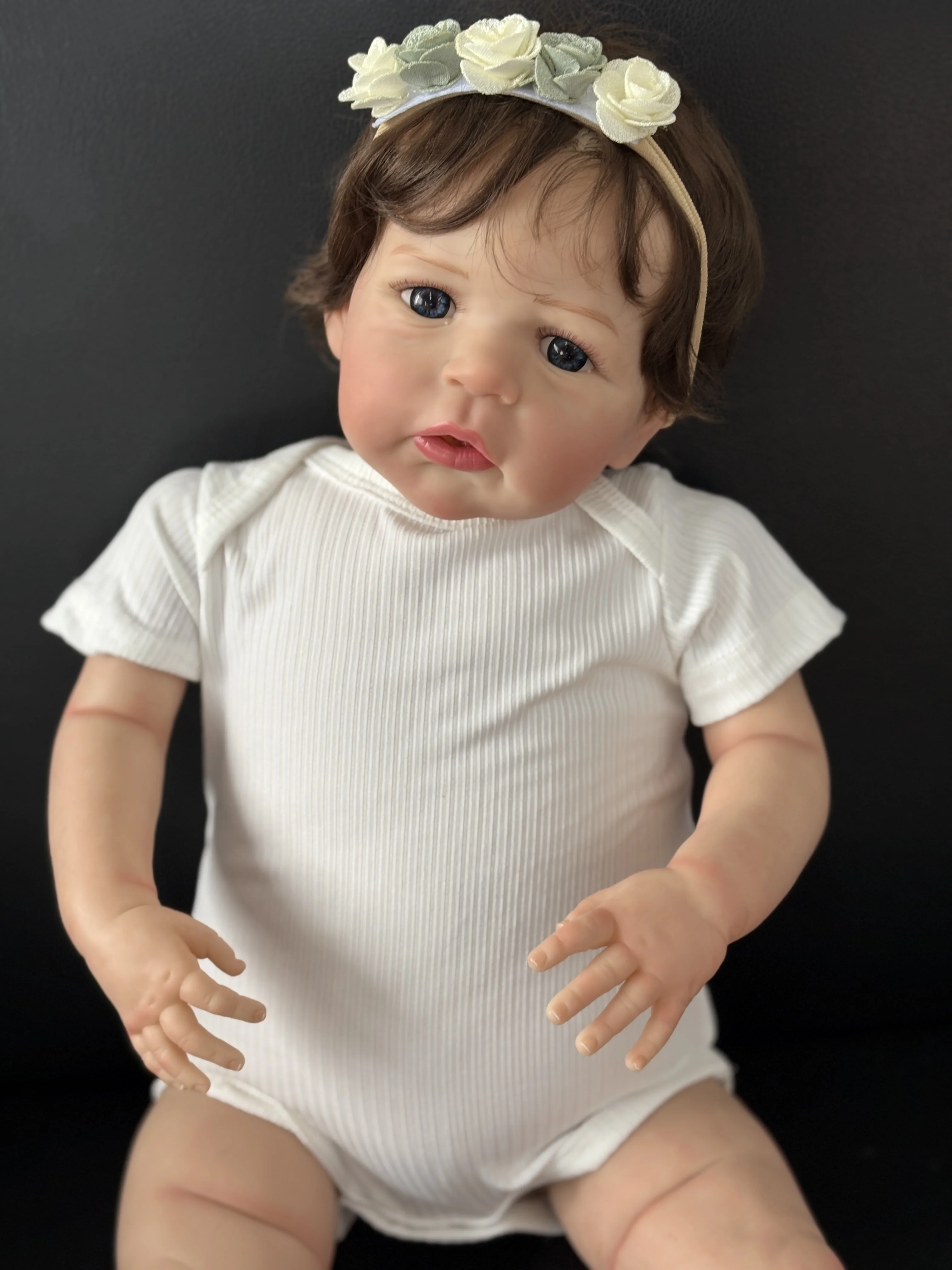 poupee-reborn-sandie-de-60-cm-peinte-a-la-main-avec-peau-3d-et-veines-apparentes-cheveux-implantes-ideale-comme-cadeau-de-noel-ou-d'anniversaire