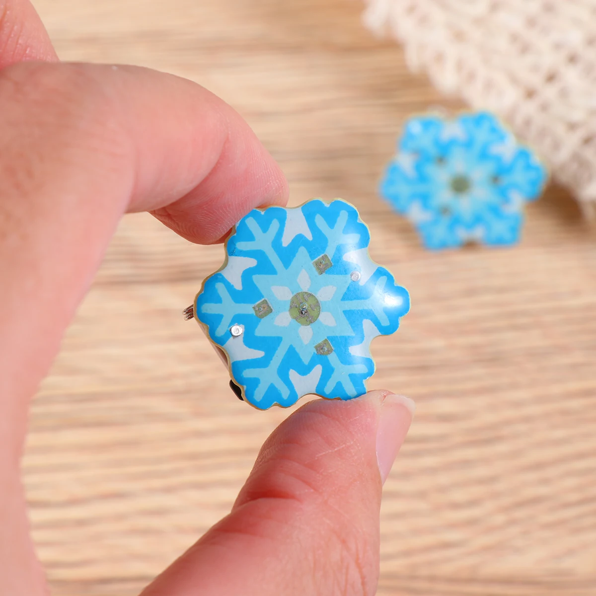 

25 Pcs Glitter Brooch Snowflake Light up Brooches Christmas Decor Pin Jewelry Led Decoration