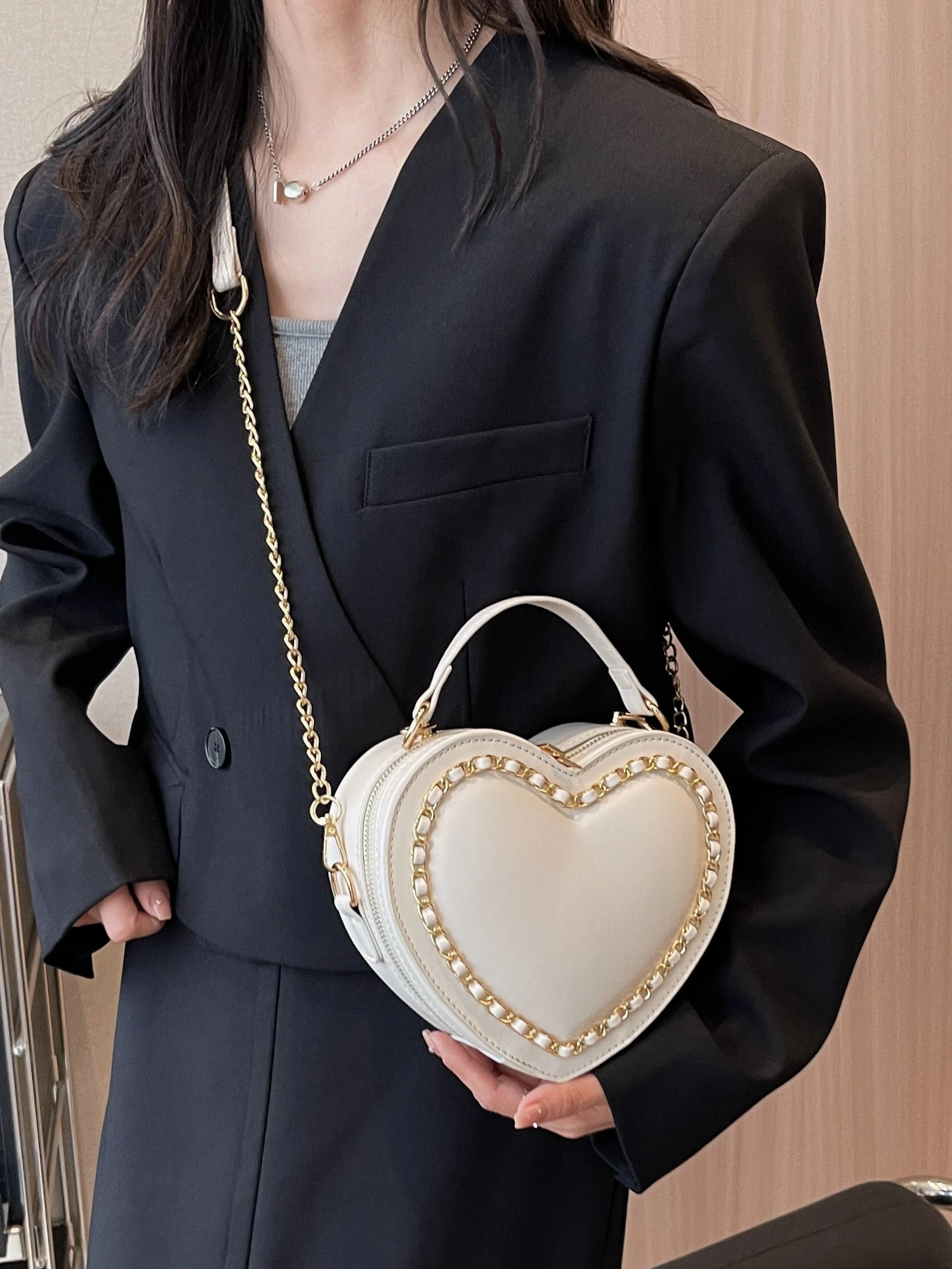 Women\'s Red Love Shaped Design Bag Fashion Solid New Handheld Bag Advanced Versatile Chain Crossbody Bag Zipper Wedding Bag