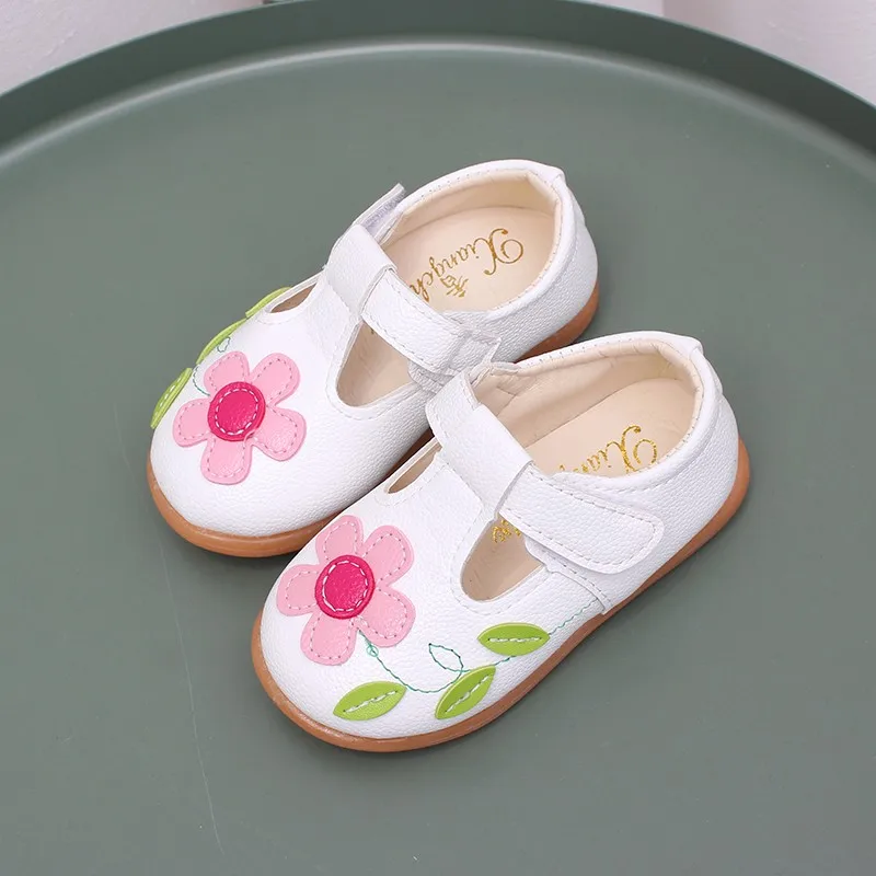 Sandali per ragazze fiori dolci morbidi scarpe da spiaggia per bambini 2024 sandali floreali estivi per bambini principessa moda carina di alta