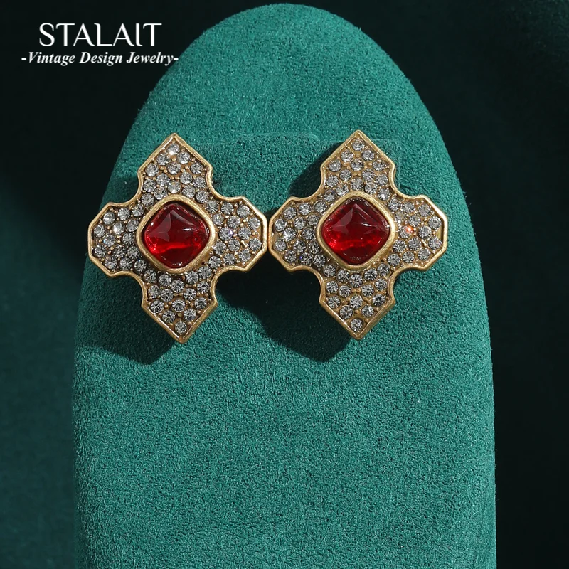 

Vintage Red Crystal Stud Earrings Designer Clover Jewelry Antique Gold Color Gothic Luxury Quality Woman Party Accessories 2025
