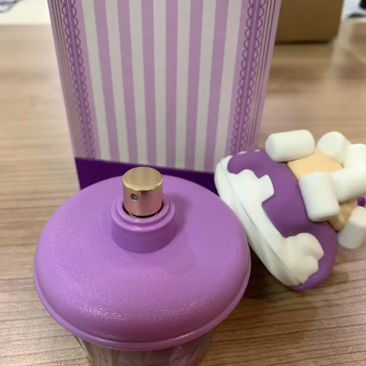 La 'ttafa Mal' low Madn'ess (75 مل) لديه فواكه ورائحة حلوة. الزجاجة على شكل كوب آيس كريم أرجواني #1