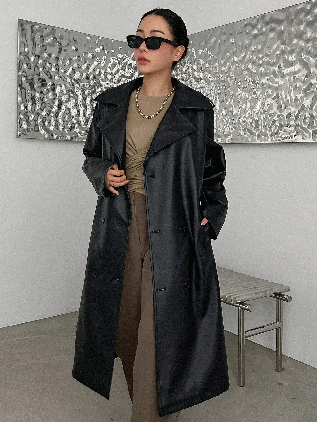 

Черное длинное пальто из искусственной кожи с отложным воротником и наклонными карманами для женщин, осенняя мода