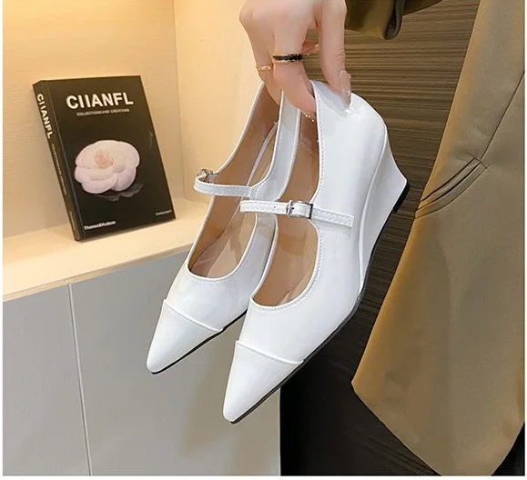 

New Fashion Designer Shoes Silver Pointed Toe High Heels Wedge Heel Pumps Buckled Mary Janes Formal Shoes T Stage Catwalk Shoes