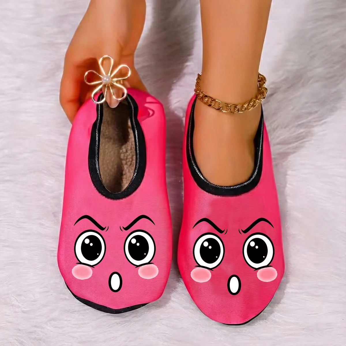 شبشب نسائي لطيف يمكن ارتداؤه في الفصول الأربعة مطبوع عليه رسوم كرتونية من جلد الغزال يسمح بمرور الهواء ومرونة عالية في الأماكن المغلقة ومضاد للانزلاق