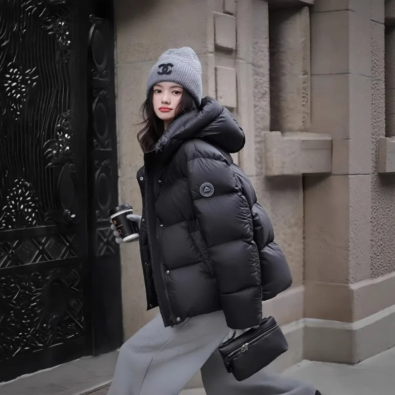 

Новая женская короткая зимняя куртка 2025 года: модная, универсальная, теплая, с капюшоном, на пуху и хлопке, укороченная модель.