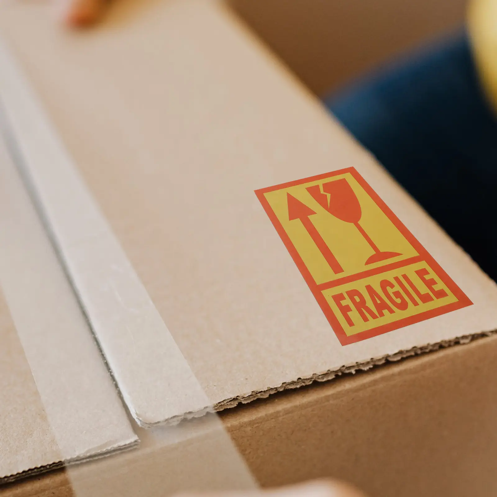 

500Pcs Portable Premium Quality Fragile Stickers Easy to Paste Packing Warning Labels Yellow Fragile Sticker Warning Sticker