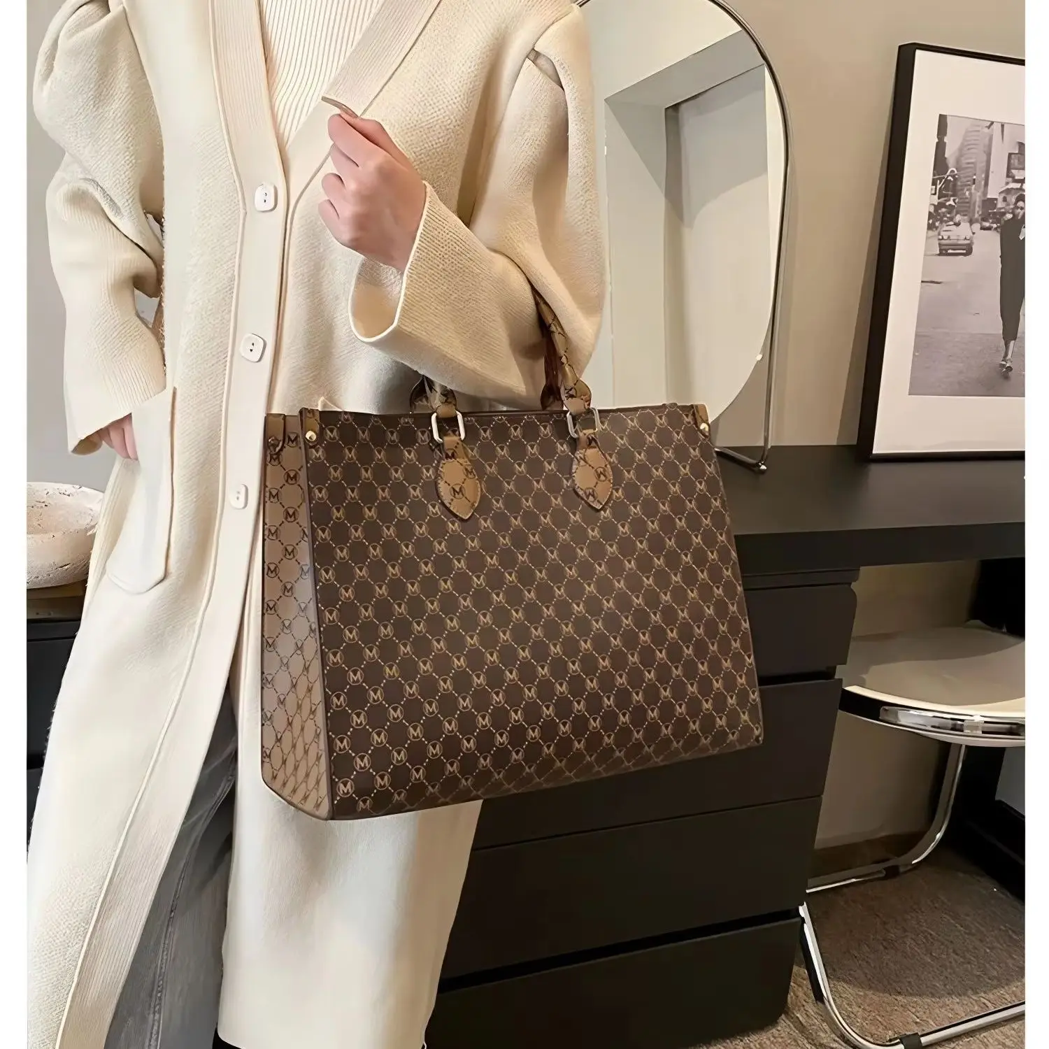 Retro large tote handbag with matching printed handles, a spacious open-top shoulder bag.
