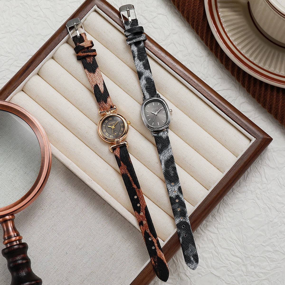 Reloj de pulsera de diseño exclusivo, estilo vintage con estampado de leopardo para mujer. Exclusivo, lujoso y elegante, a la moda, de alta gama, exquisito.