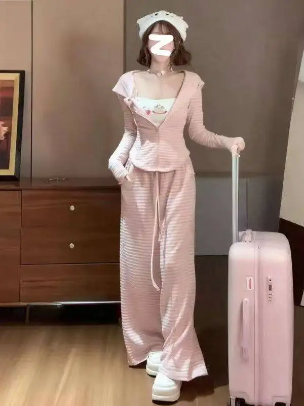 

Розовый полосатый комплект из трех предметов: кардиган с капюшоном, защита от солнца, длинные брюки на бретелях и жилет. Модный женский комплект для весны и лета.