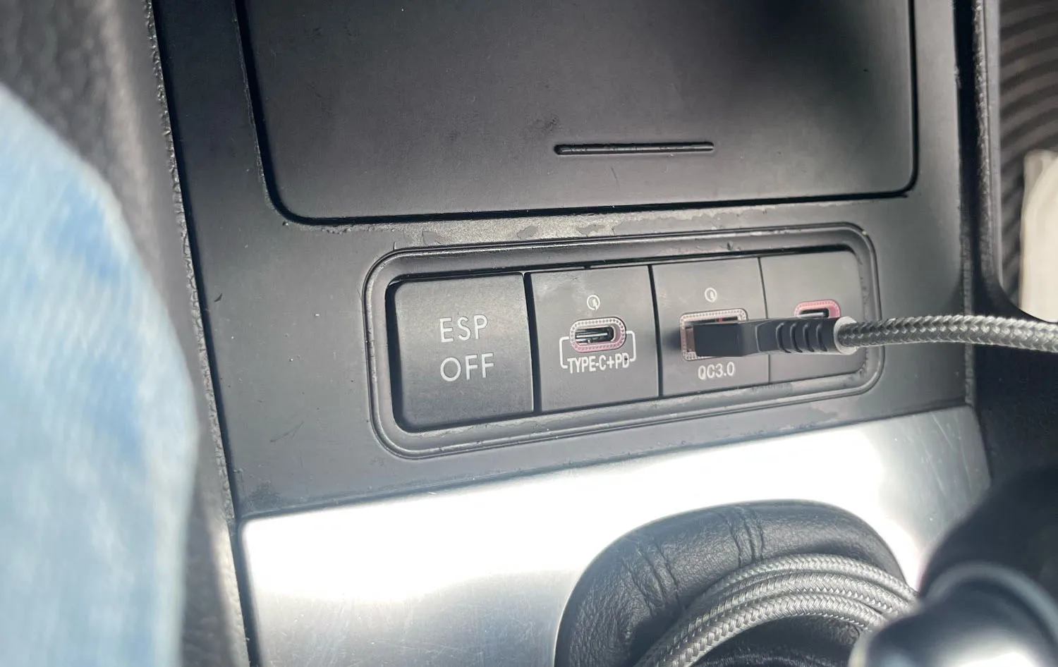 Schnelle Auto-Ladebuchse, 12 V/24 V, Dual-USB-Ladeauslass, Netzteil QC3.0 PD Typ C PD für VW Golf 6 Jetta 5 MK5 Scirocco – Detail 3