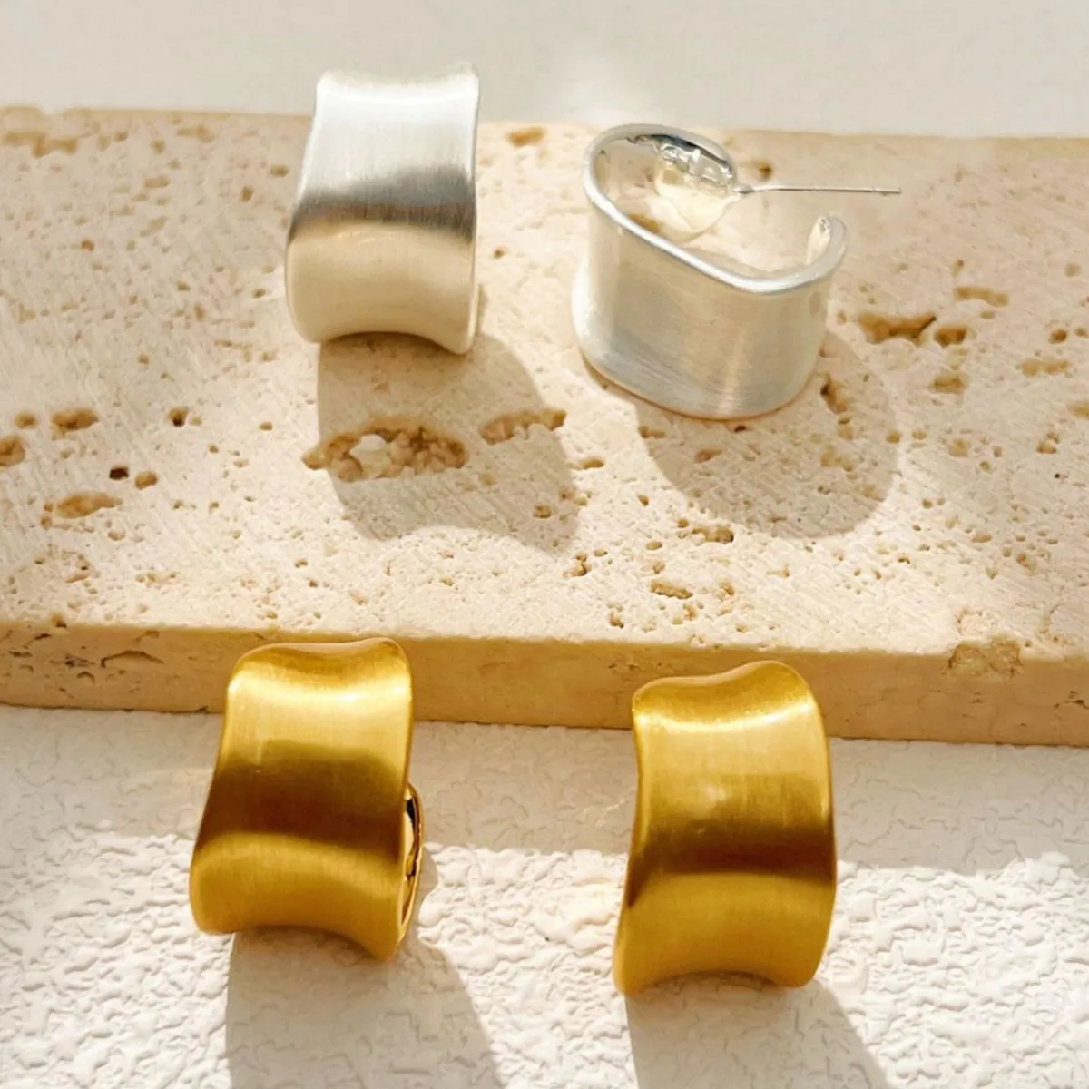 Fashionable and versatile brushed metal C-shaped earrings, light luxury niche design earrings