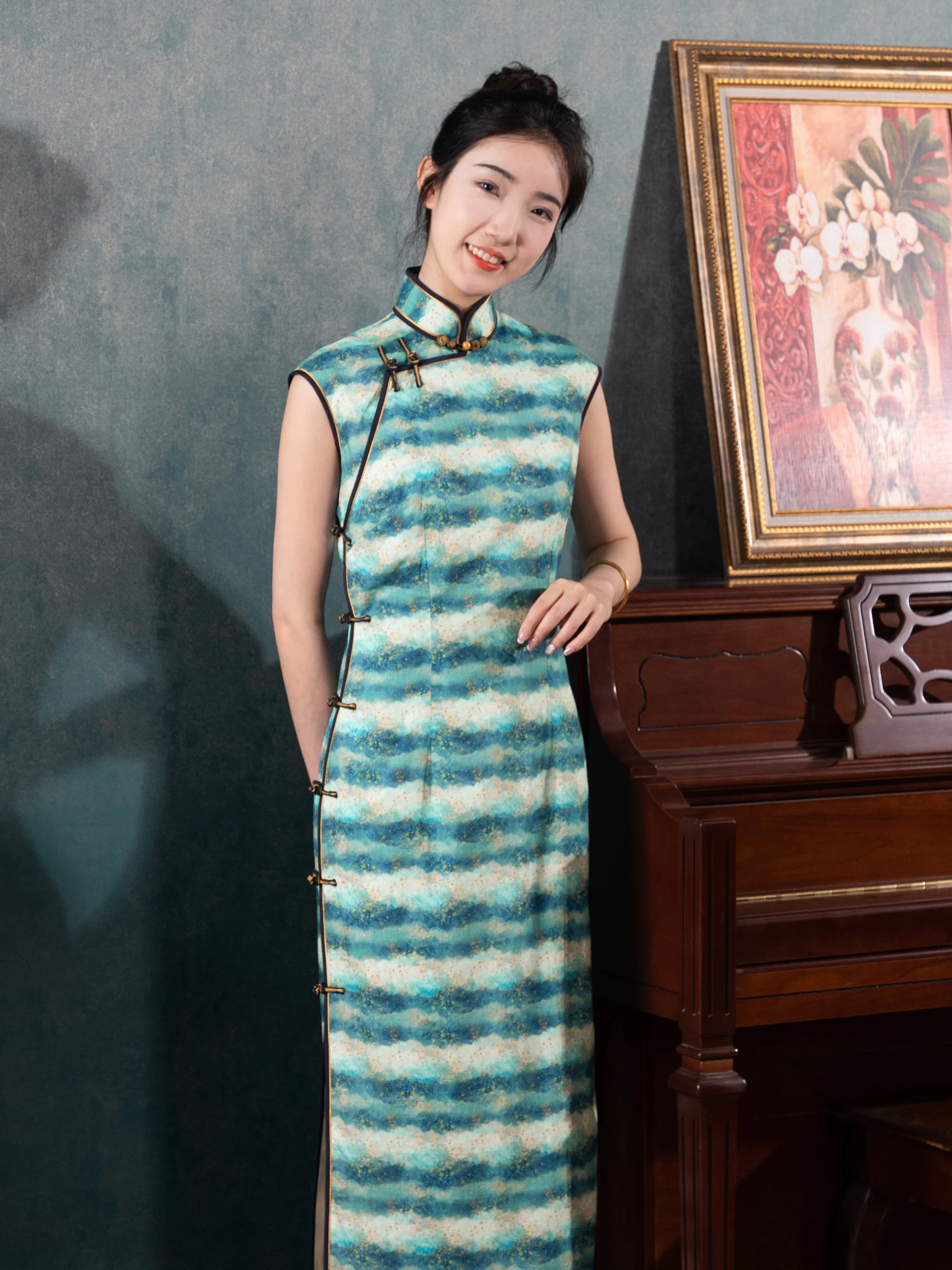 

Классическое летнее дышащее длинное платье-ципао ручной работы из шелка и конопли с низким разрезом и цветочным узором для повседневной носки