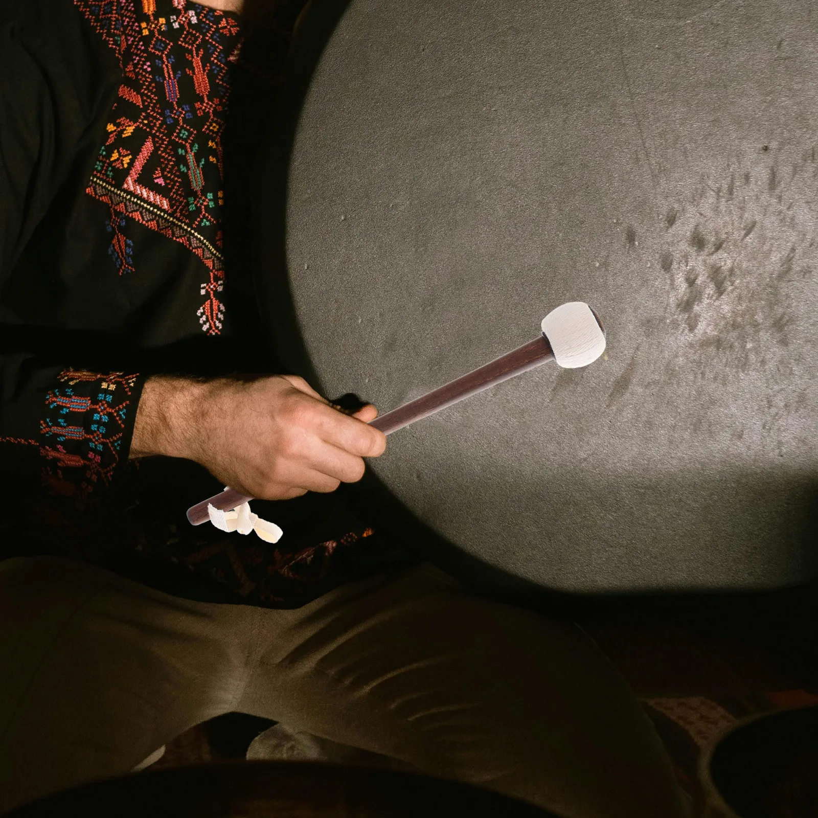 

Традиционный молоток для гонгов с деревянной ручкой для ударных инструментов: ксилофонов, барабанов, гонгов. Отличное исполнение, чистый звук, плавное звучание.