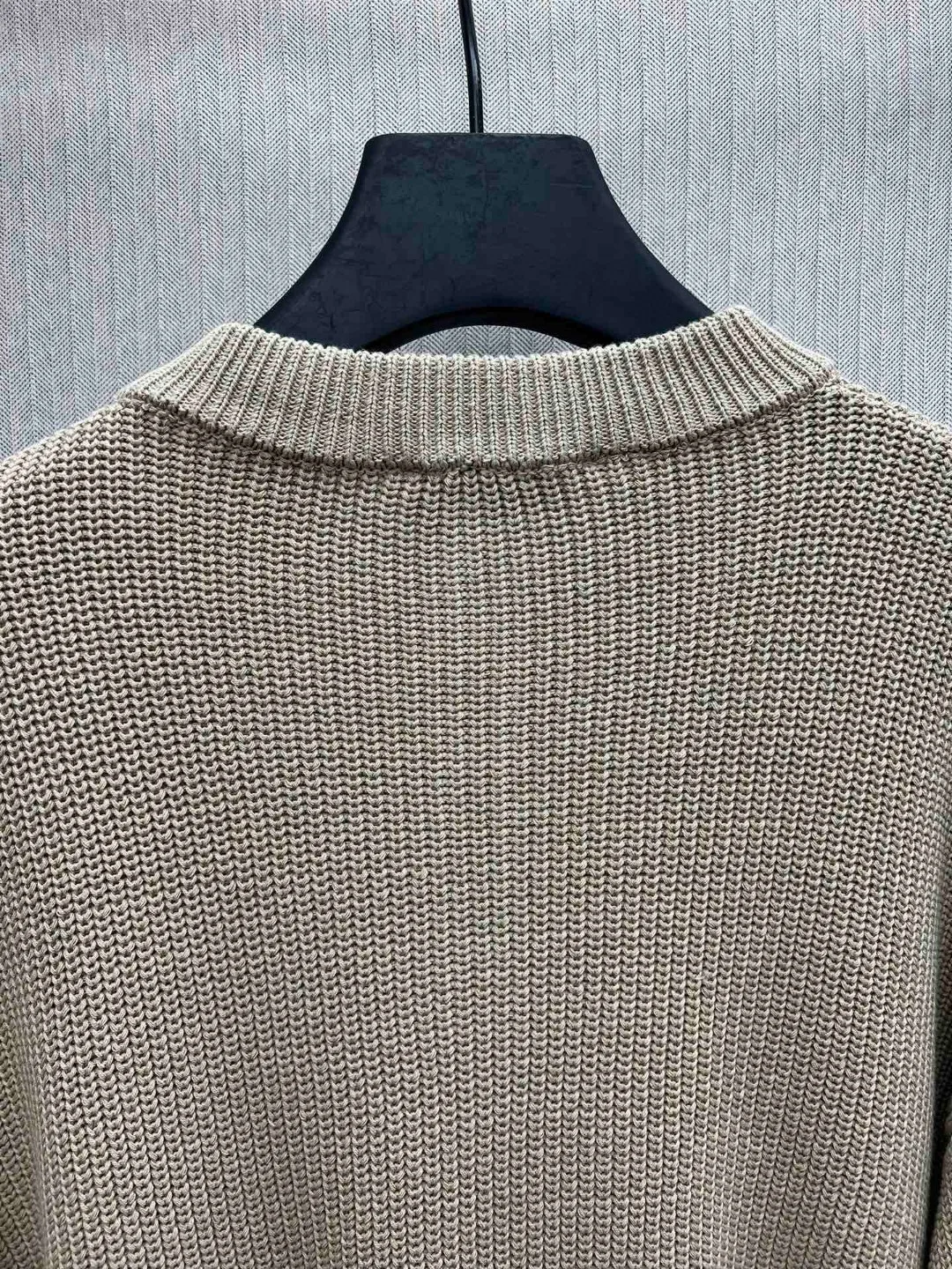 เสื้อสเวตเตอร์ไหมพรมแขนยาวทรงหลวม คอตั้งติดกระดุม สไตล์เงินเก่าแบบอิตาลี LP รุ่นต้นฤดูใบไม้ร่วง 25