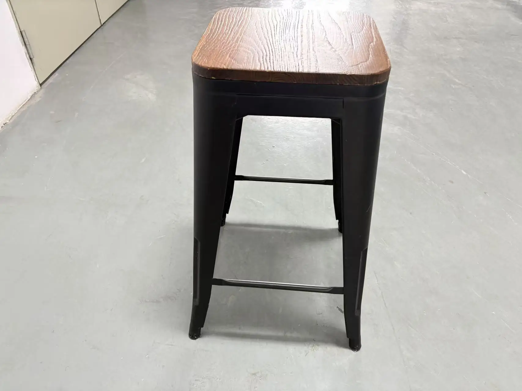 Iron Frame Restaurant Bar Stool Modern Bar Stool Design Elegant Dark Oak Solid Wood Benchtop Stool