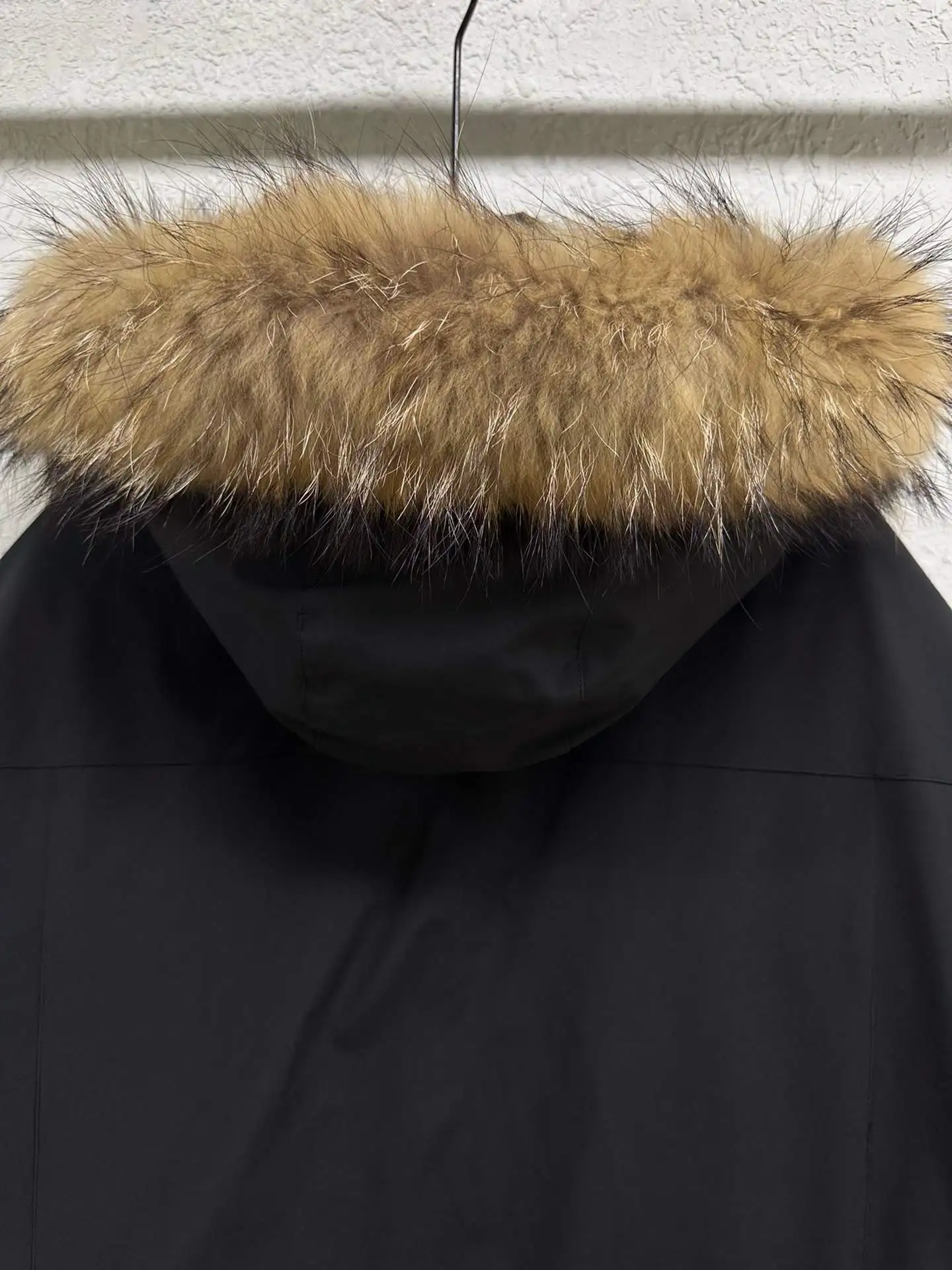 سترة شتوية كلاسيكية بغطاء للرأس لعام 2025 للجنسين متوسطة الطول ملابس خارجية سميكة ودافئة غير رسمية