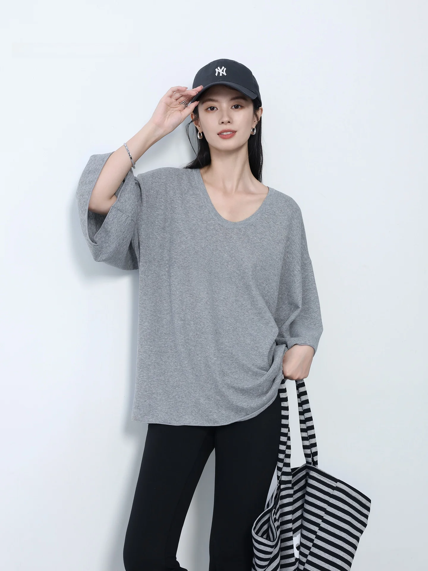 

Удобный матовый топ-футболка свободного кроя с U-образным вырезом для похудения от Li Ynuo MPBY Paper Piece Clothing