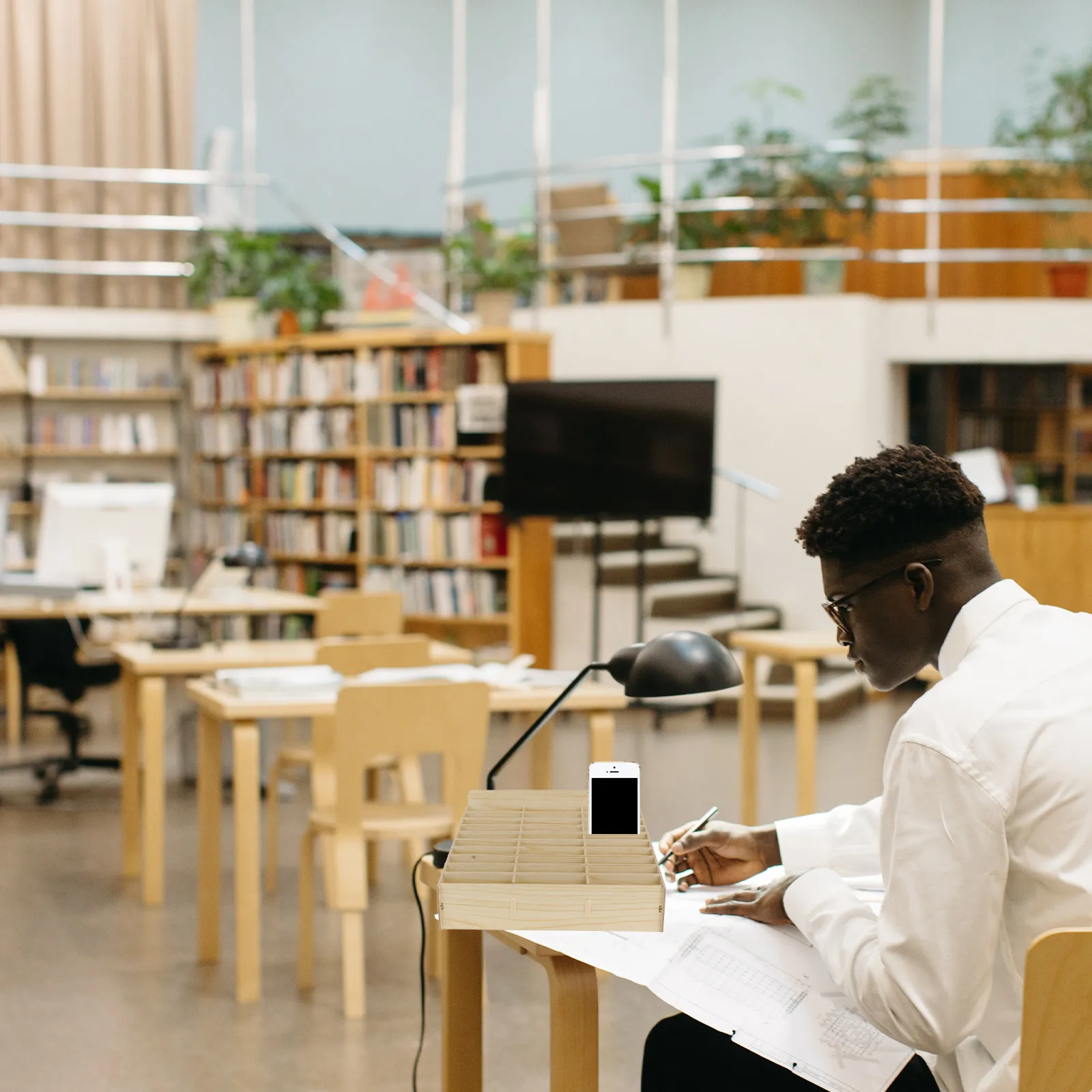 organizador-de-telefonos-con-multiples-compartimentos-caja-de-almacenamiento-de-madera-para-telefonos-con-30-compartimentos-para-la-organizacion-de-escritorios-de-oficina-o-aulas-elegante