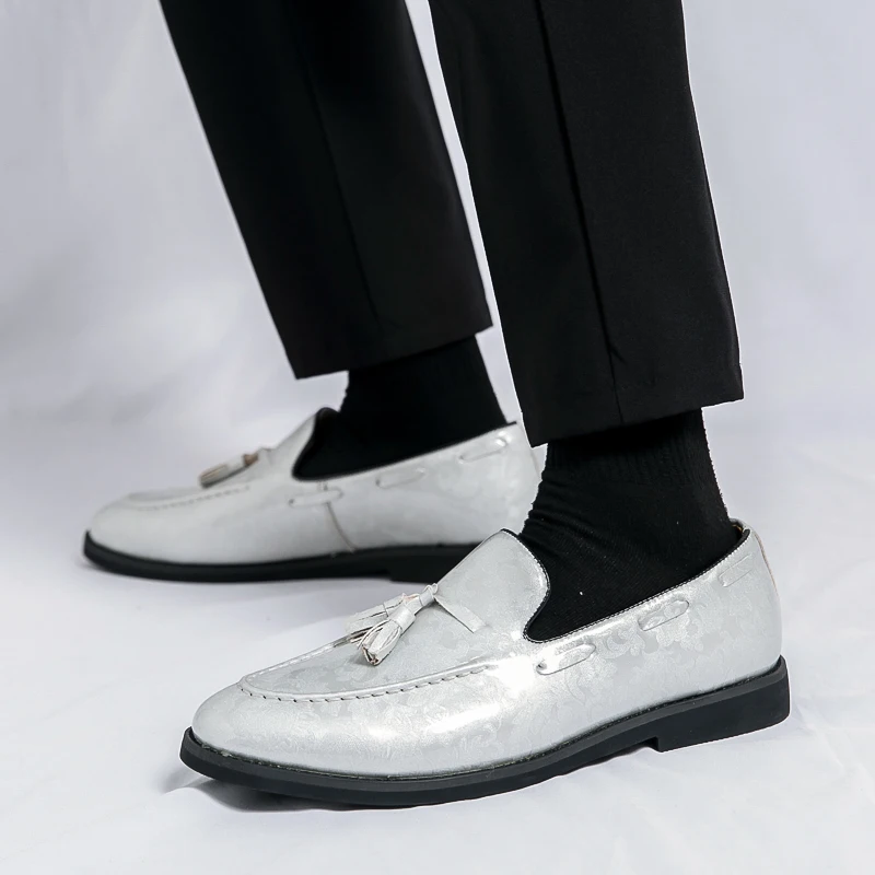 Fashion Brand Men's Comfortable Tassel Soft Soled Leather Shoes British Style Mens Patent Leather Mirror Breathable Casual Shoes