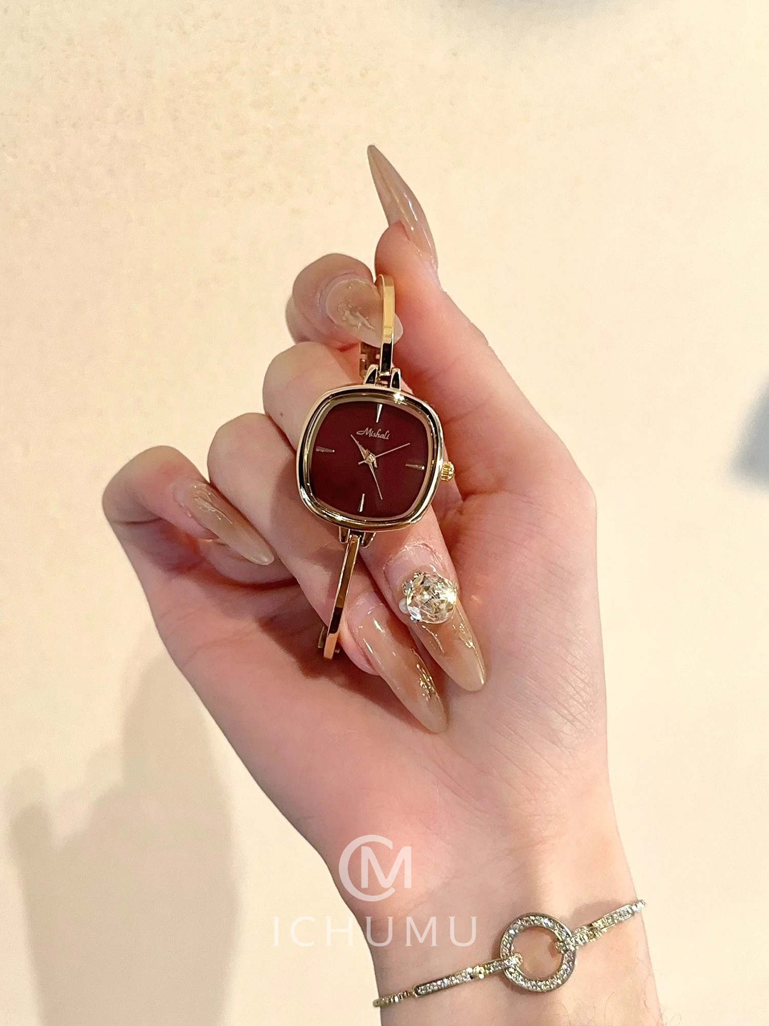 

Women's exquisite square wristwatch retro-style understated luxury, fashionable and simple new design. A perfect gift for women.