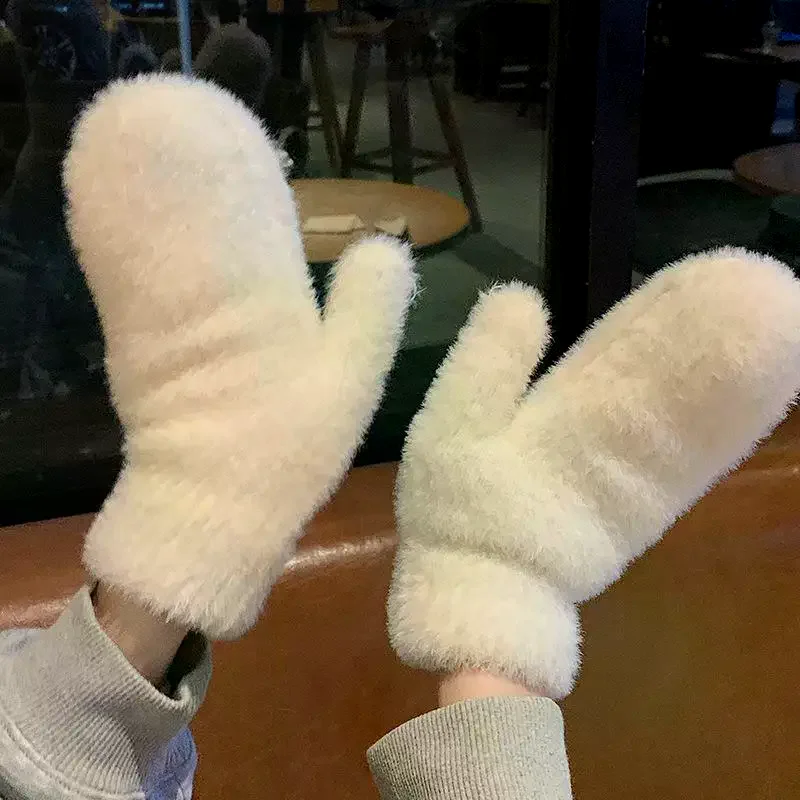 قفازات نسائية شتوية دافئة من القطيفة بلون سادة ناعمة بأصابع كاملة قفازات محبوكة لطيفة للفتيات