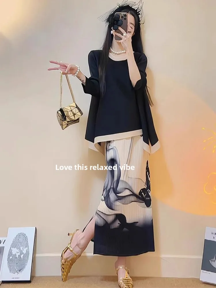 

Свободный черный комплект с принтом: юбка и топ с рукавом три четверти из крепа. Модный летний женский наряд в простом повседневном стиле, прямой крой.