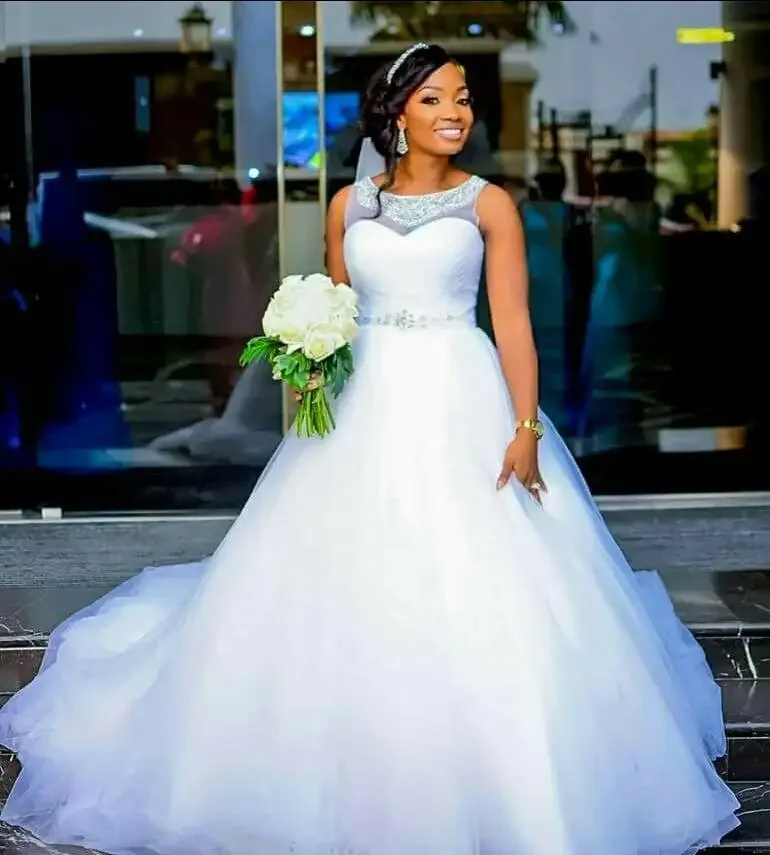 Vestidos de novia de talla grande populares africanos con cuentas y cuello de ilusión personalizado