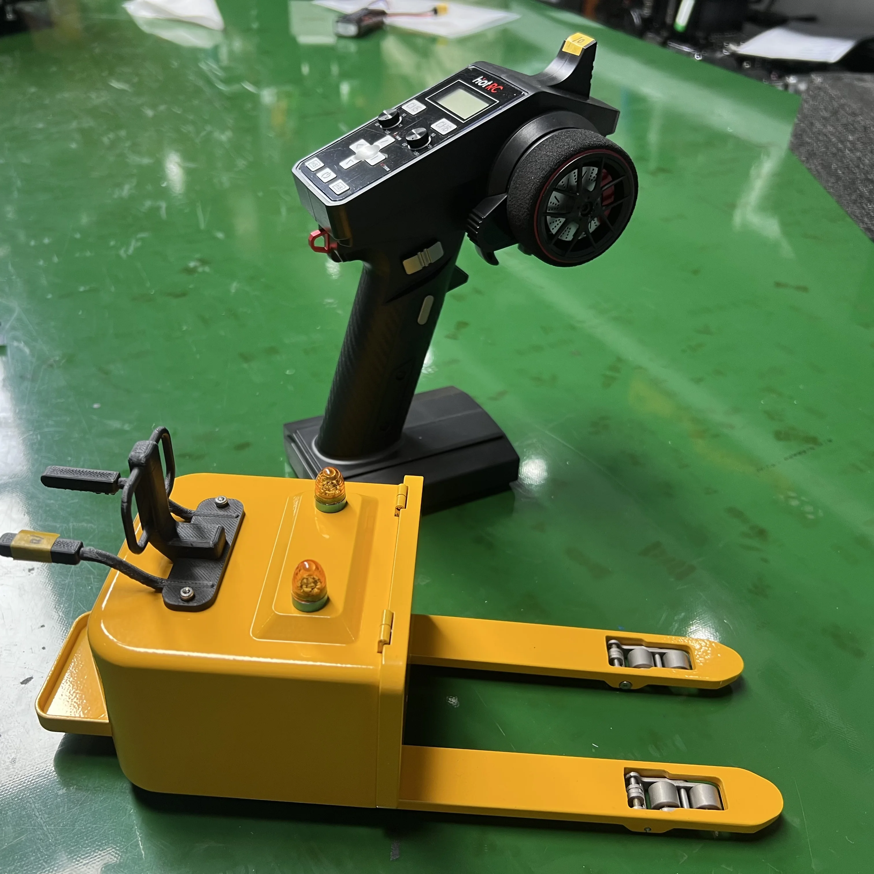 

1/14 Eletric Radio Control Reach Forklift Hobbywing ESC Servo Motor RTR Warehouse RC Model Toy Collection Warning Light