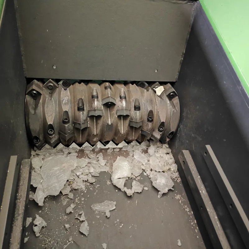 Frantoio automatico per dischi metallici in plastica dura per rifiuti elettronici di alta qualità con pompa e cambio componenti principali